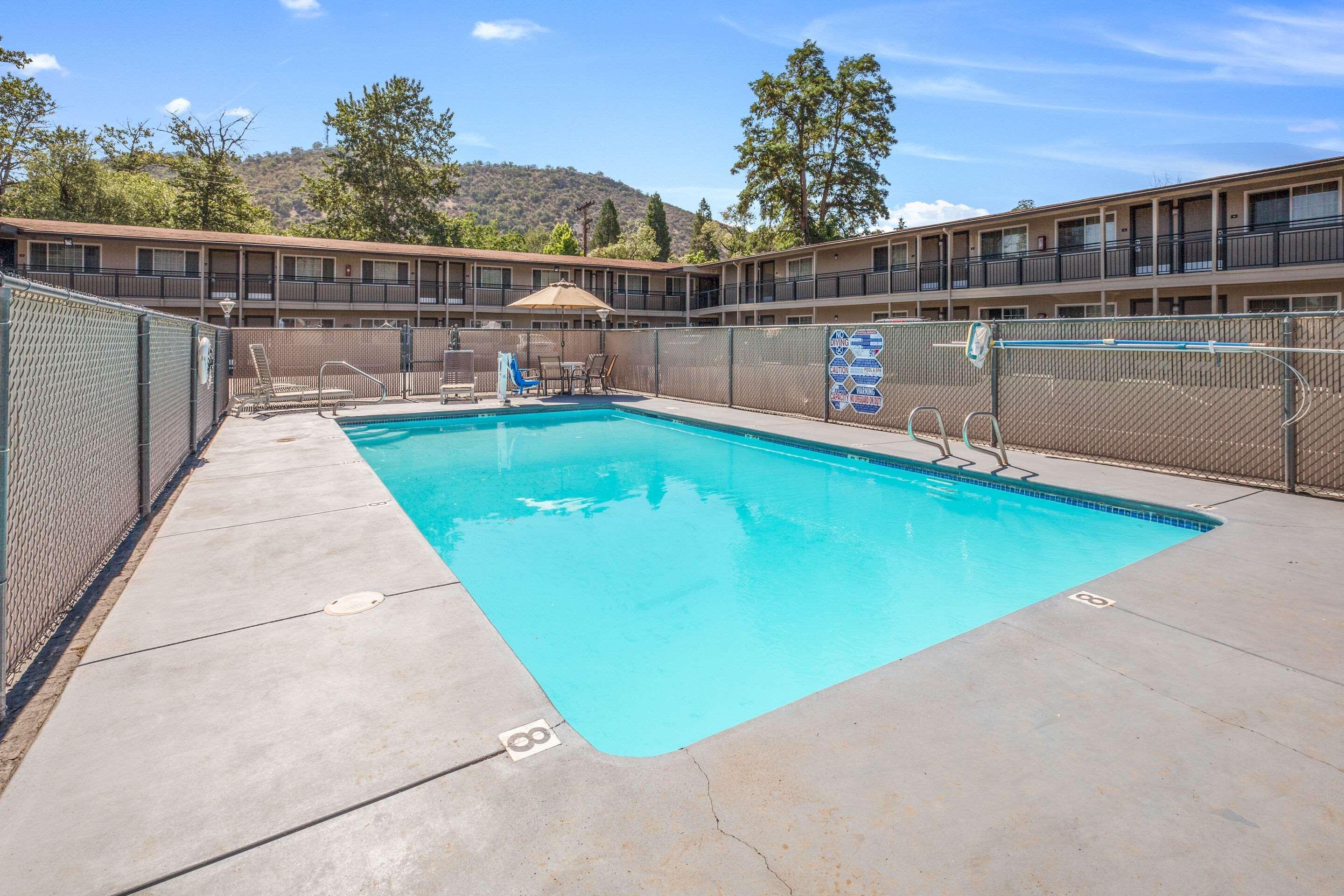 Econo Lodge Inn & Suites Yreka Exteriör bild