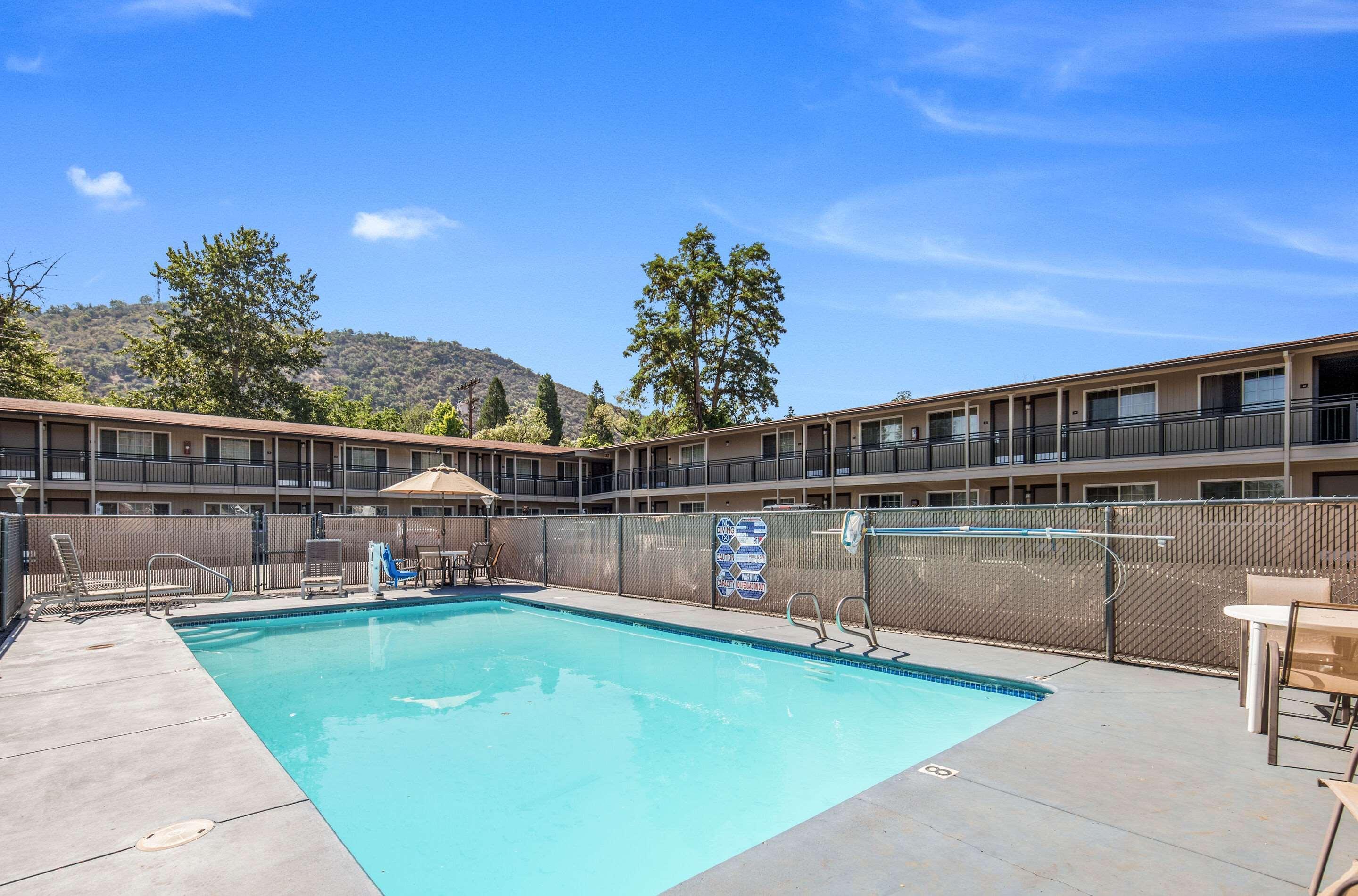 Econo Lodge Inn & Suites Yreka Exteriör bild